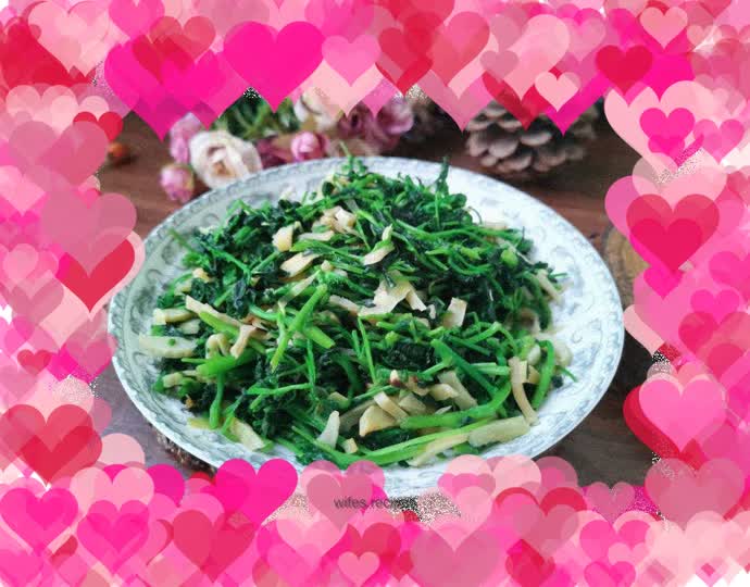 Stir-fried winter bamboo shoots with flowers and herbs