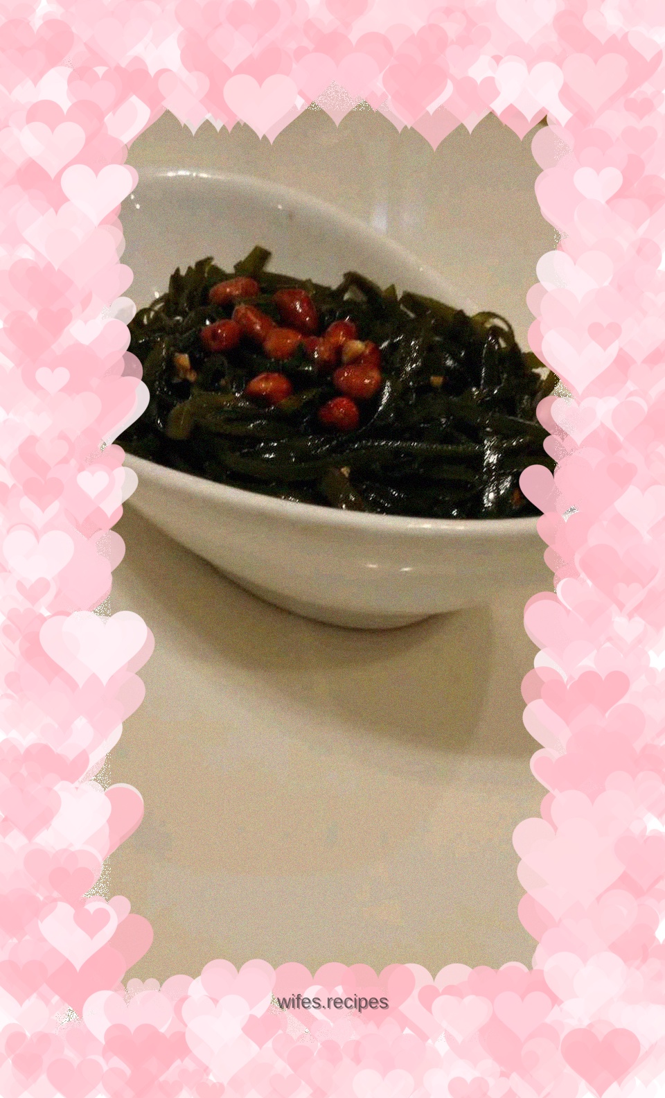 Salad kelp and peanuts