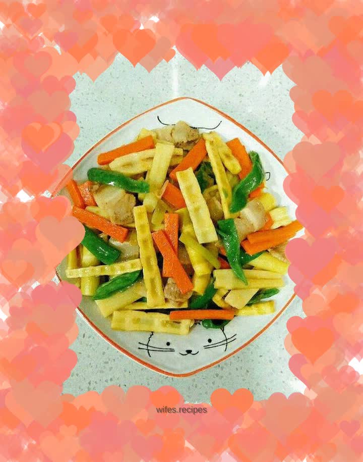 Stir-fried spring bamboo shoots with pork belly and green pepper