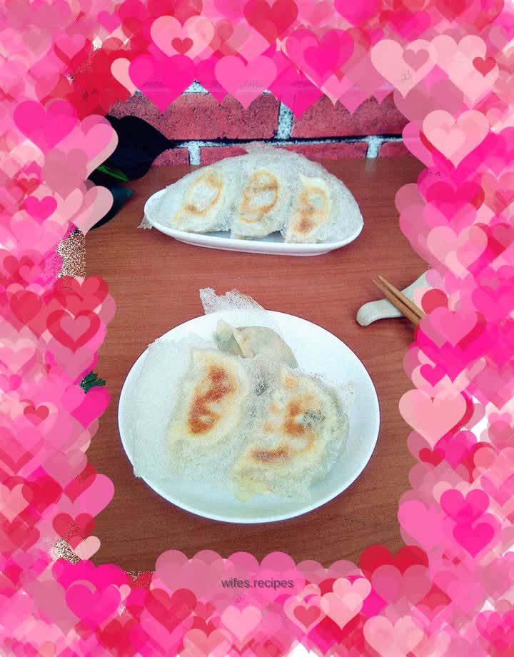 Pan-fried dumplings with coriander, egg white and vegetable filling