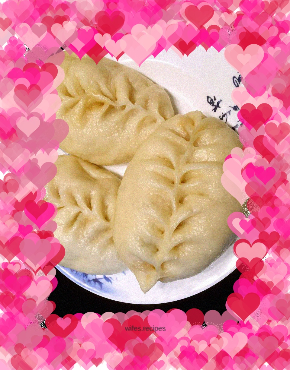 Steamed buns with cabbage and diced pork