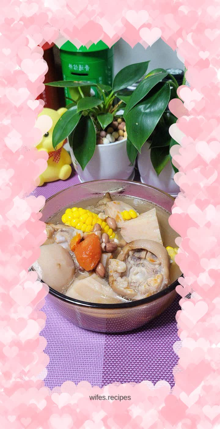Lotus root, corn, peanut and pig's trotter soup