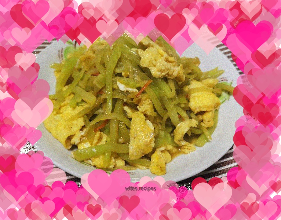 Scrambled eggs with shredded lettuce