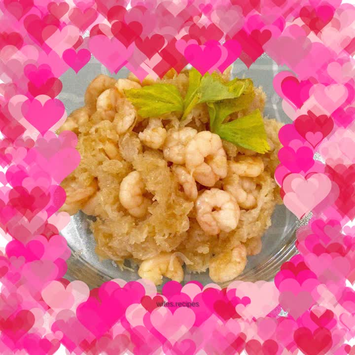 Fried rice noodles with shrimps