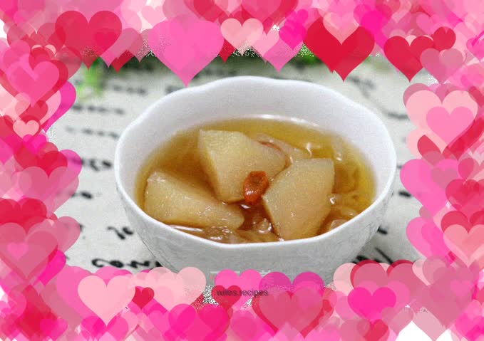 Rock sugar, snow pear and white fungus soup that relieves coughs and moisturizes the lungs