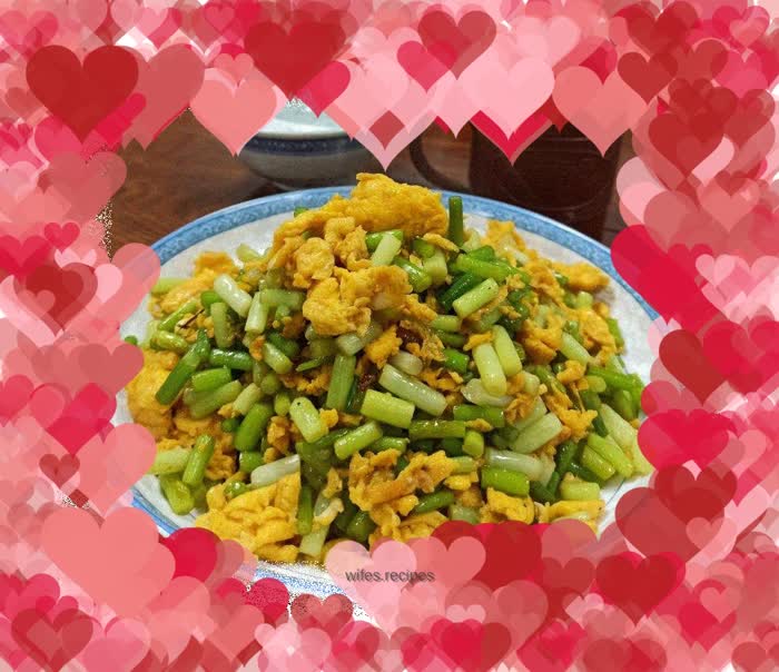 Fried eggs with garlic