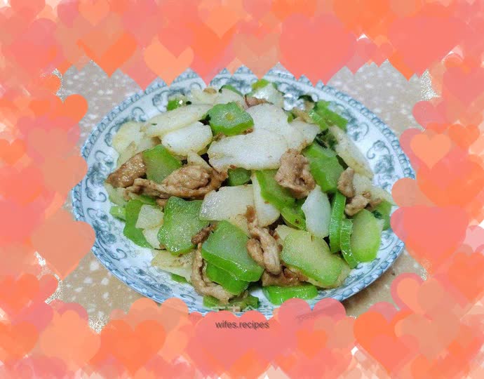 Stir-fried pork slices with mustard greens and water chestnuts