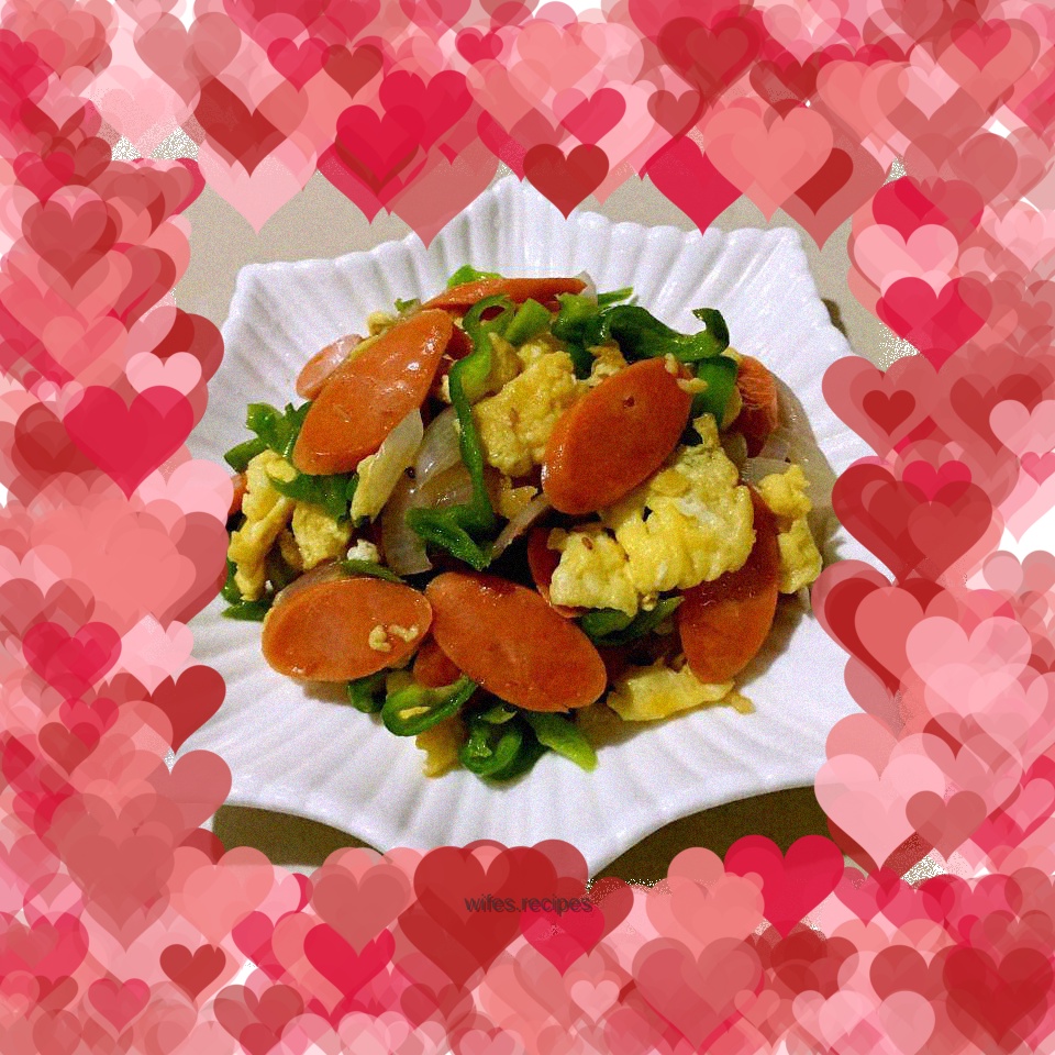 Scrambled eggs with ham, onion and