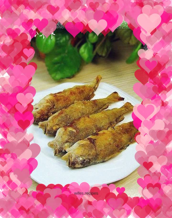 Dry fried small yellow croaker