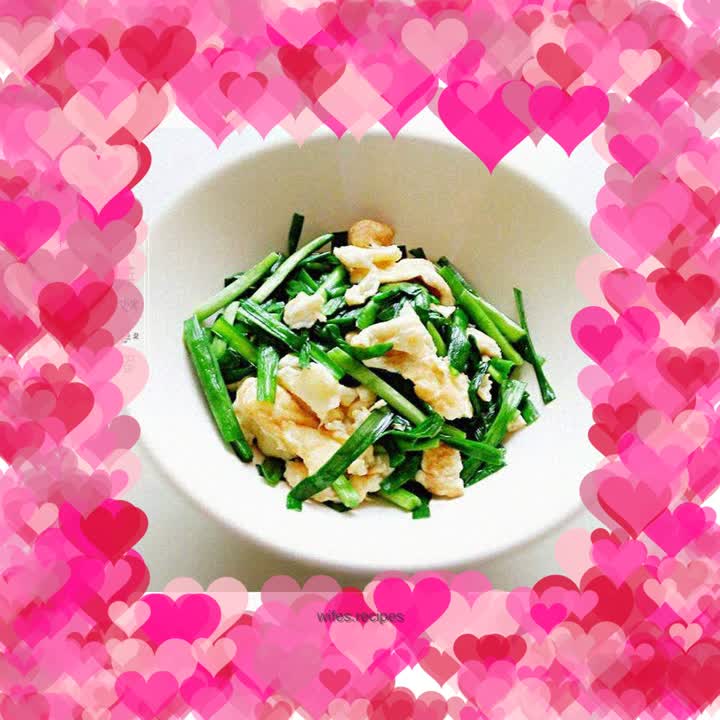 Fried eggs with chives