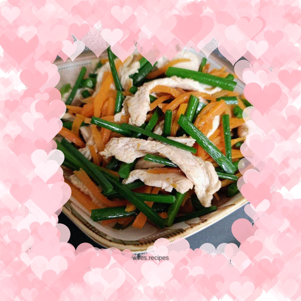 Stir-fried chicken breast with carrots and leek
