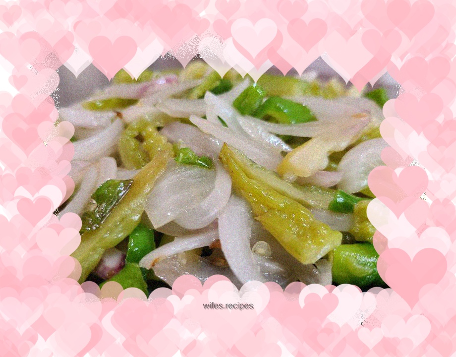 Stir-fried bitter gourd with pepper and onion