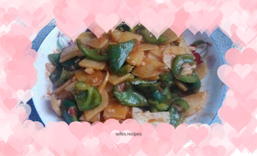 An alternative way to eat potato chips--tomato and green pepper potato chips