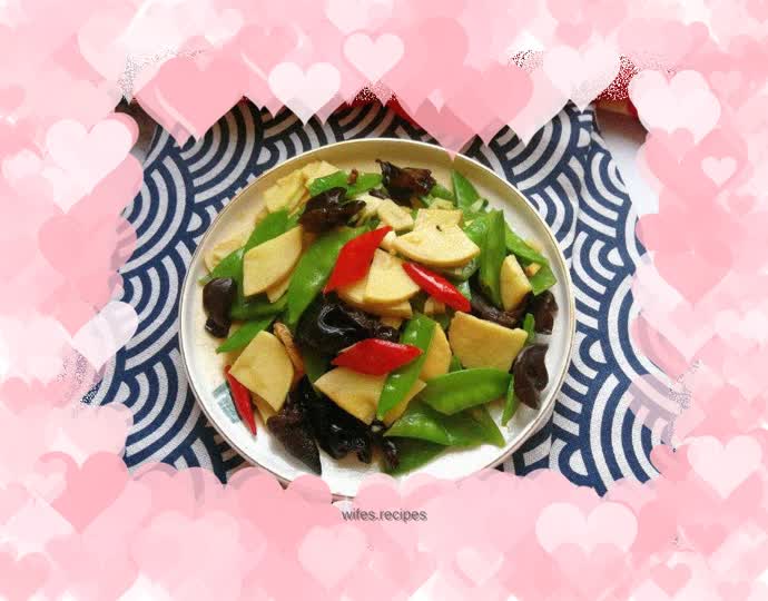 Stir-fried spring bamboo shoots with snow peas and fungus