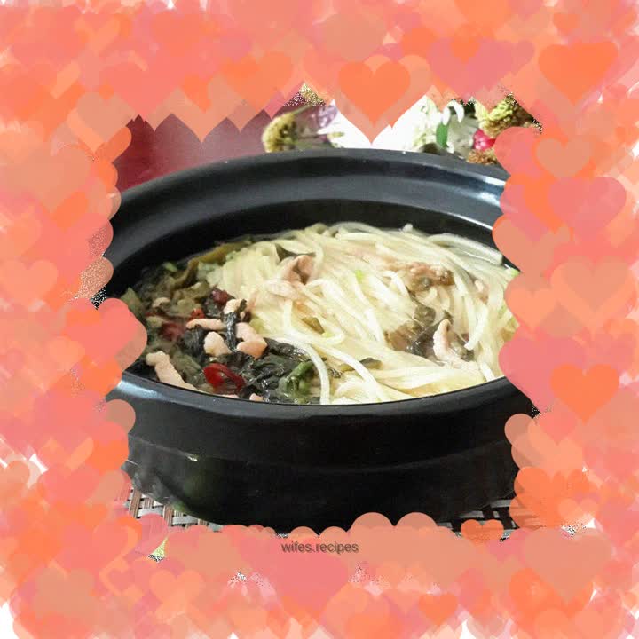 Sauerkraut and shredded pork noodles