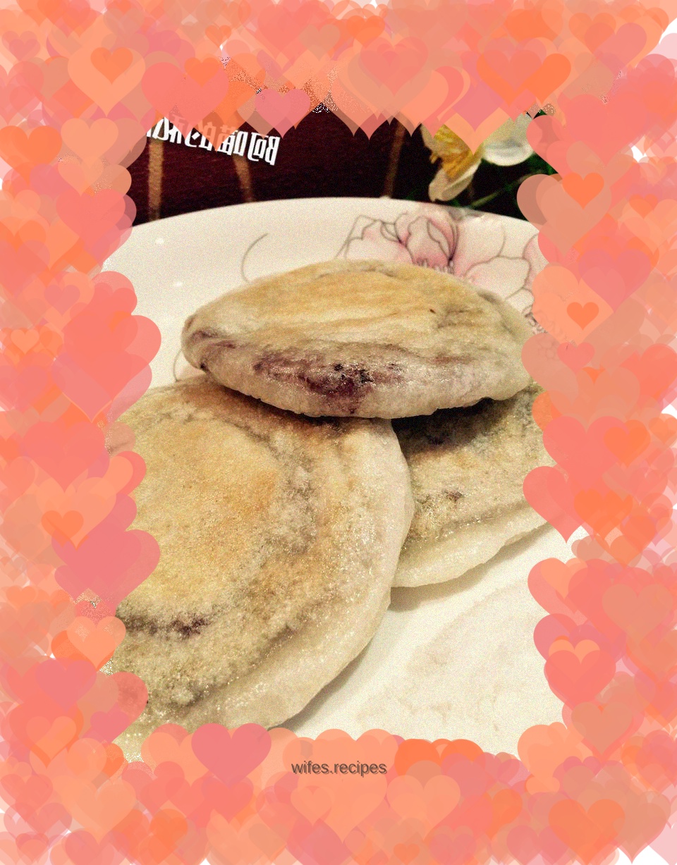 Glutinous rice cakes with red bean paste (grilled with sticky rice)