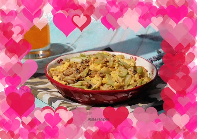 Scrambled eggs with watermelon, clams