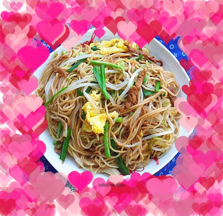 Fried noodles with oyster sauce and bean sprouts