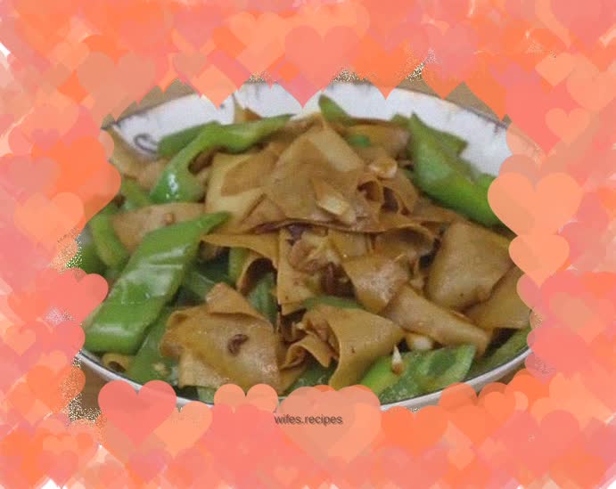 Fried tofu skin with green pepper
