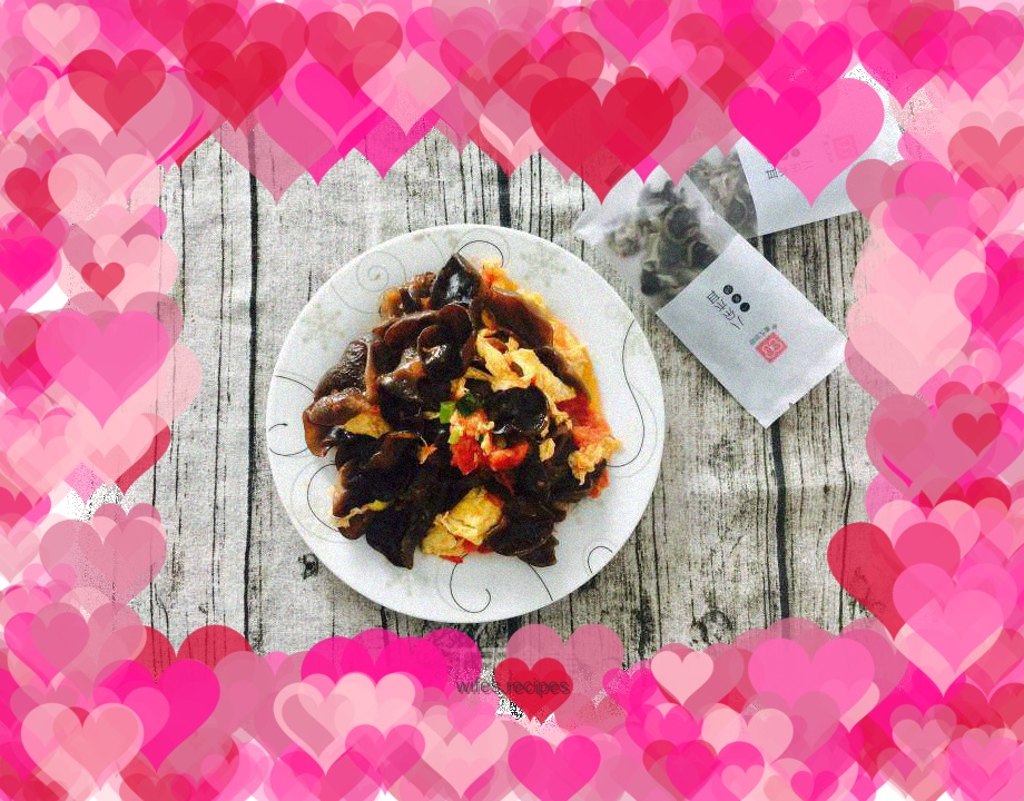 Scrambled eggs with tomatoes and fungus