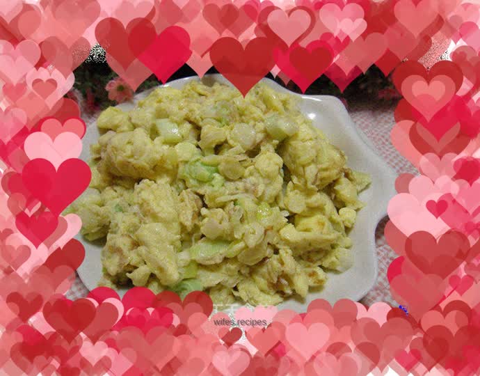 Fried eggs with chopped green onions