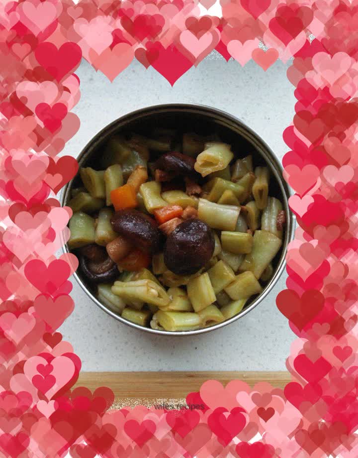 Braised beans with diced pork and mushrooms