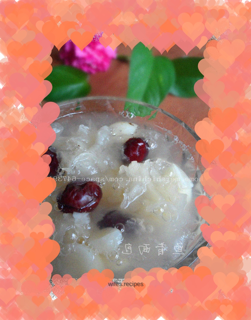 Red dates, white fungus and water chestnut soup