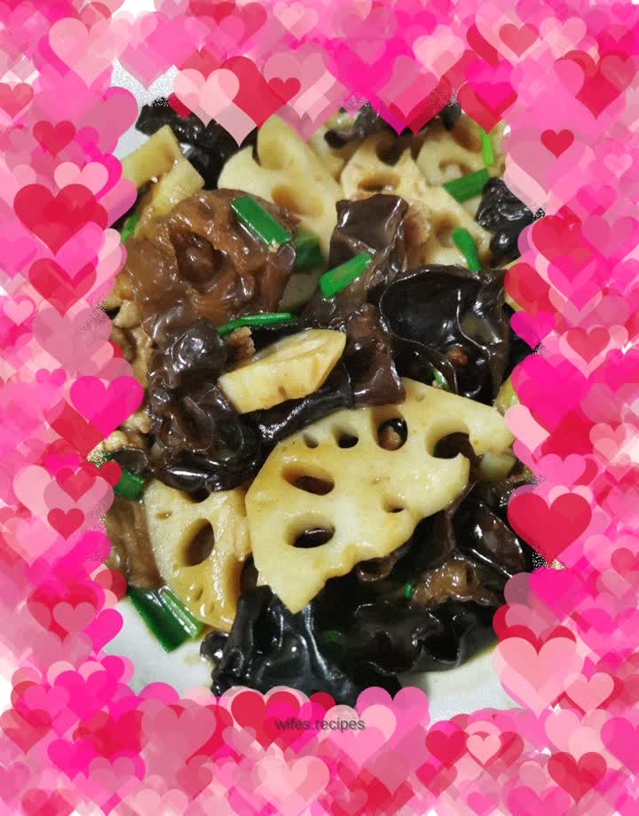 Stir-fried pork slices with fungus and lotus root