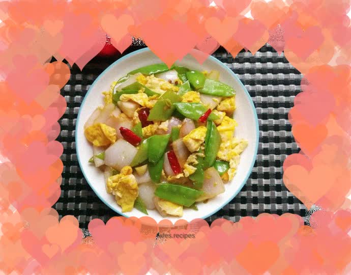 Scrambled eggs with snow peas and onions