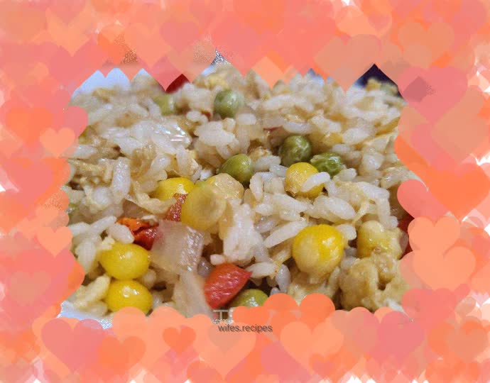 Fried rice with red pepper, onion and egg