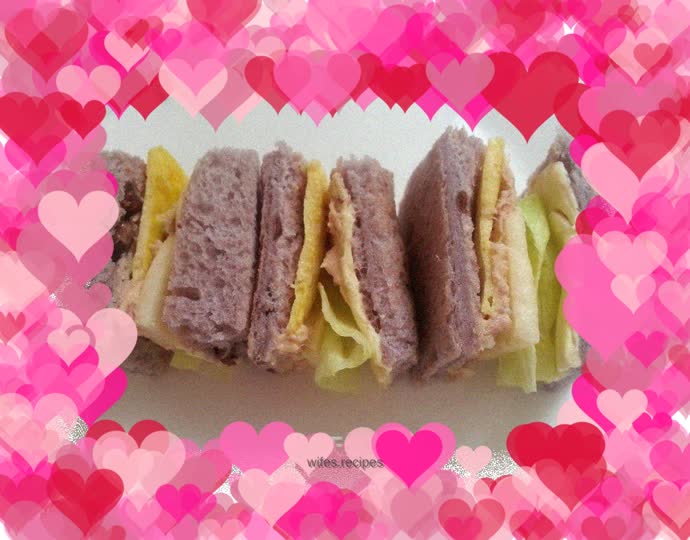 Black rice tuna sandwich