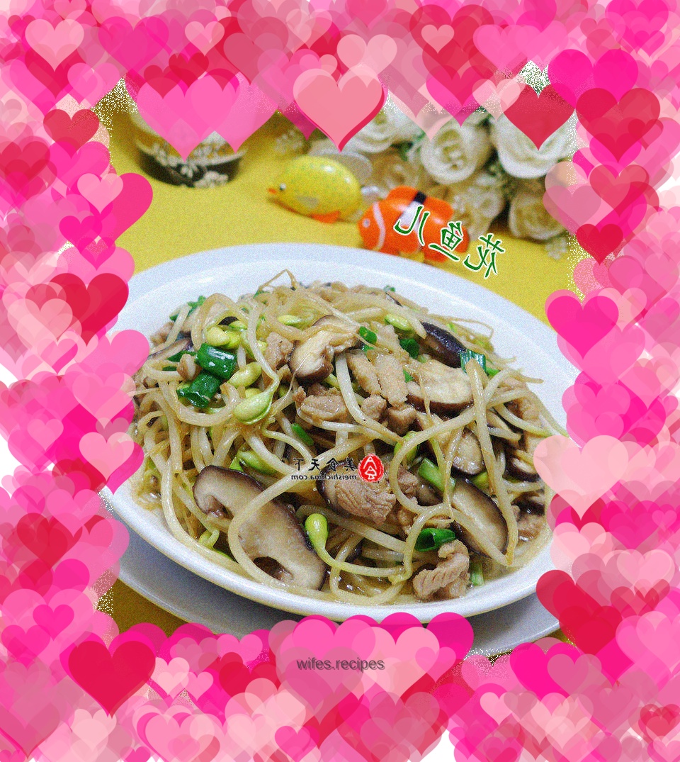 Stir-fried soybean sprouts with onions, mushrooms and pork belly