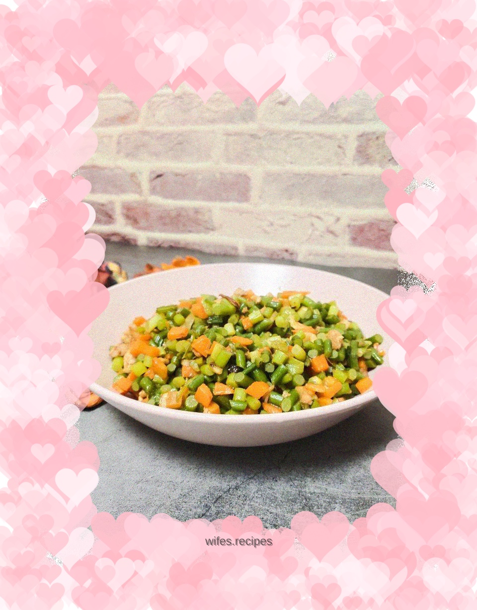 Stir-fried shredded pork with carrots and garlic sprouts