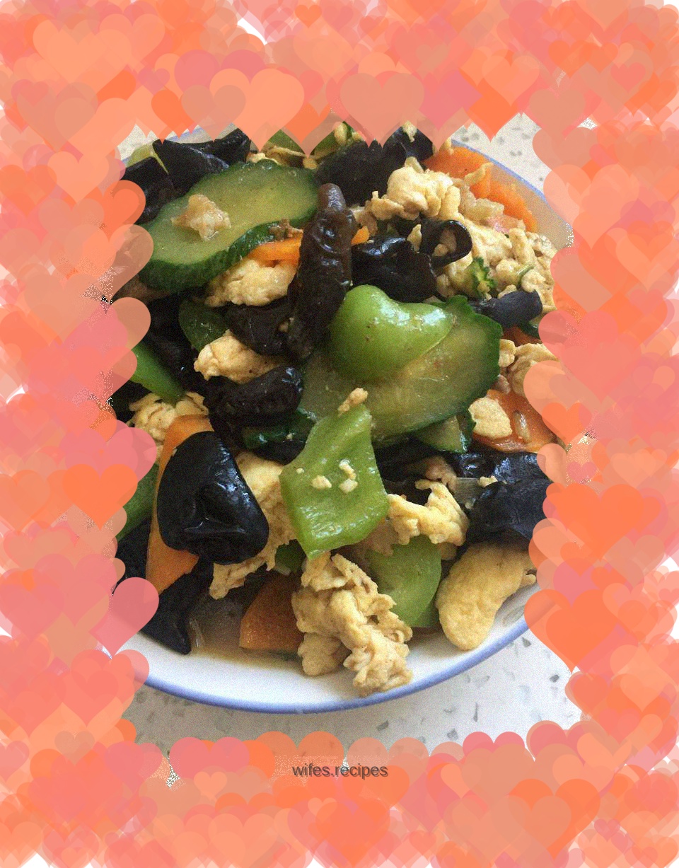 Fried fungus with egg and meat slices