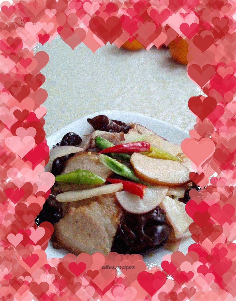 Stir-fried pork belly with carrots, black fungus