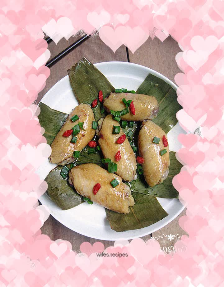 Steamed chicken wings with rice dumpling leaves