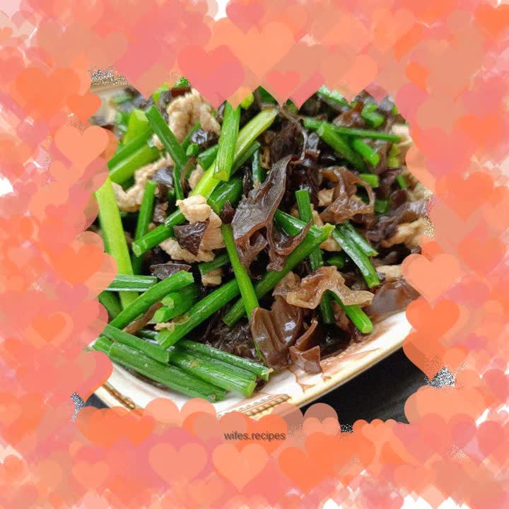 Stir-fried leek with fungus essence and meat