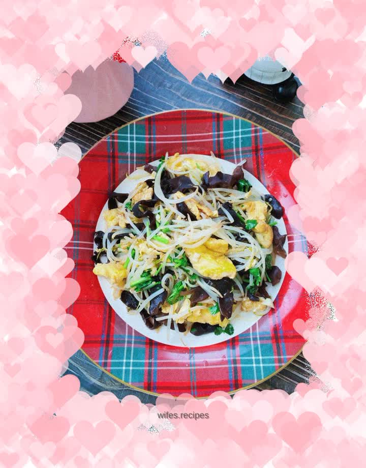 Mung bean sprouts, fungus, scrambled eggs