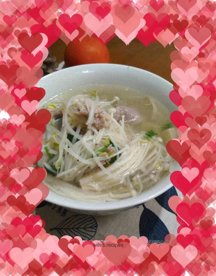 Enoki mushroom and silver sprout meat slices soup