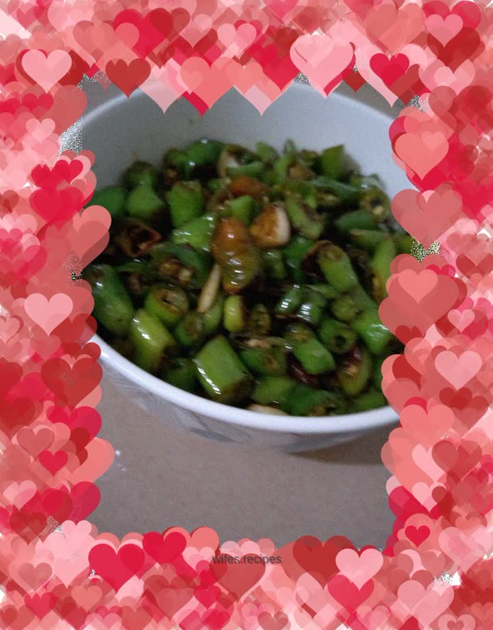 A bold way to eat chili peppers - fried chili peppers with soybean paste