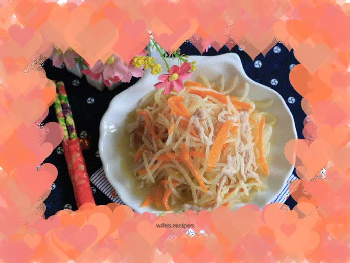 Stir-fried shredded pork with mung bean sprouts