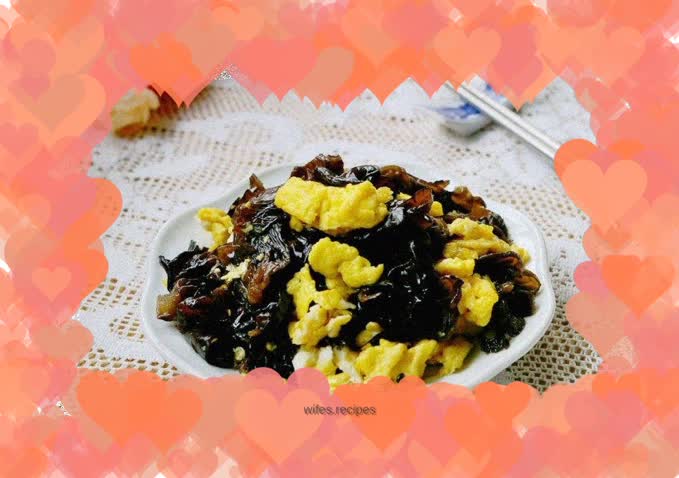 Scrambled eggs with black fungus
