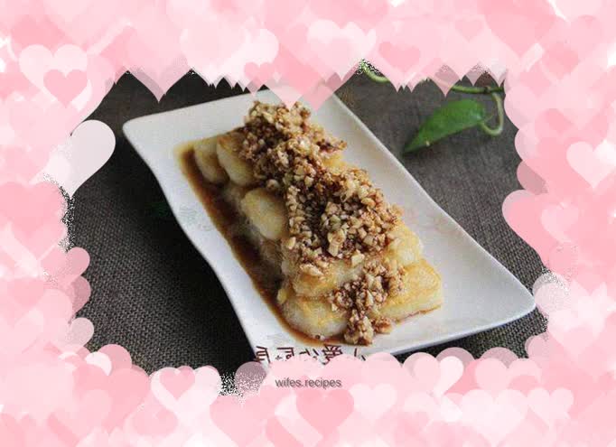 Sweet glutinous rice cake with nuts