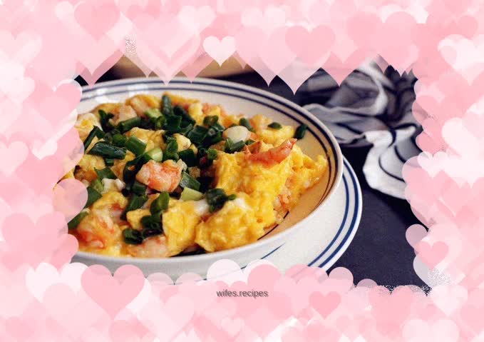 Scrambled eggs with shrimps