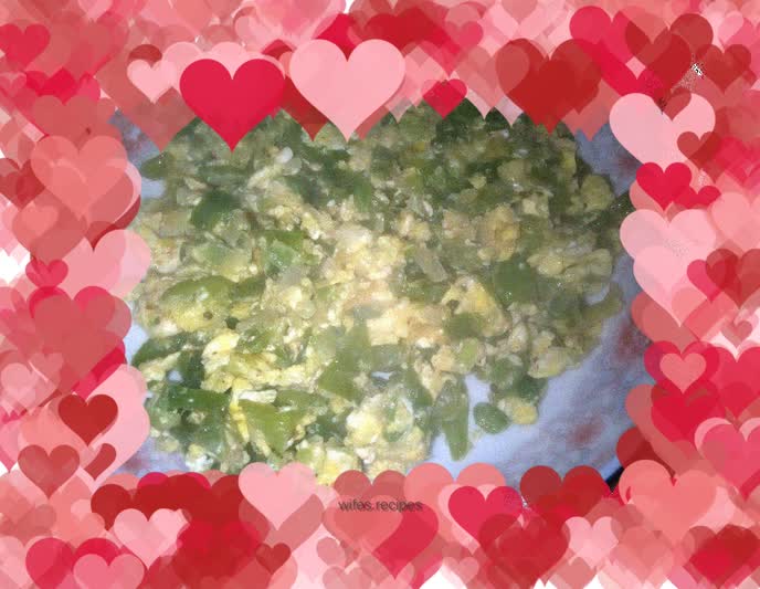 Fried eggs with green pepper and chopped green onion