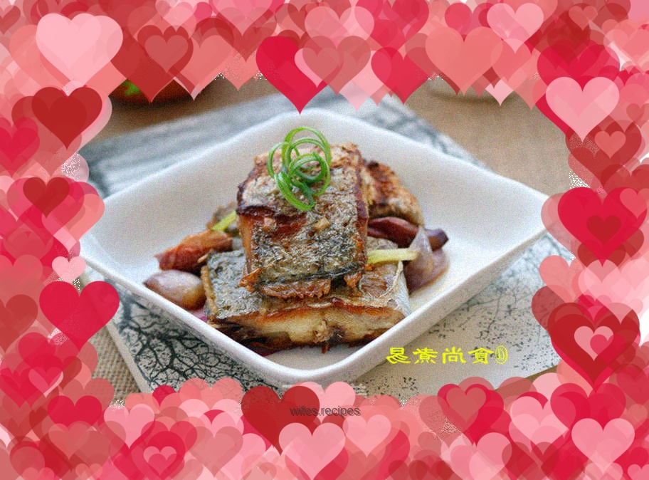 Baked hairtail fish with green onions
