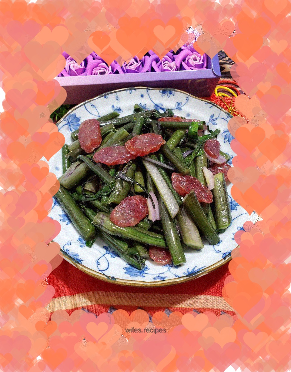 Stir-fried purple cabbage with sausage