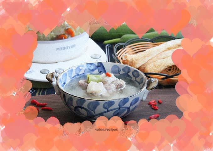 Luffa and bamboo fungus soup