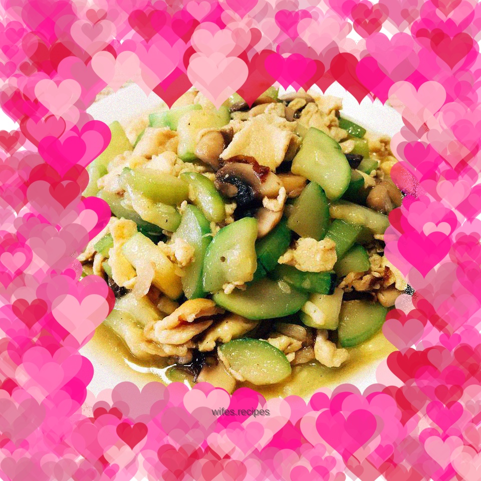 Scrambled eggs with fresh mushrooms and horned melon