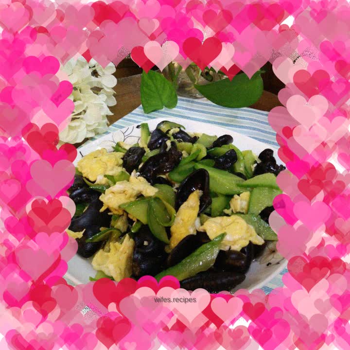 Scrambled eggs with cucumber and fungus